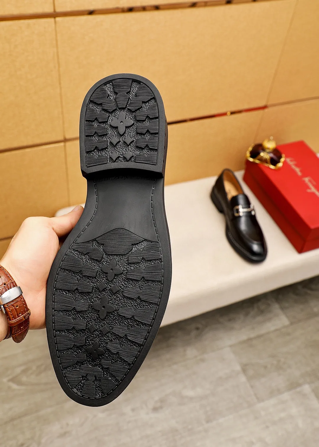 Men's shoes 💰480 💐 Product trademark: Ferragamo "Ferragamo" casual leather shoes Regular size: 38-44 (45.46🉑️customized) Product materials: Selected imported calfskin upper + classic hardware buckle, imported water-dyed cowhide leather lining. Strong three-dimensional visual effect, rubber outsole Color: 1⃣️color optional